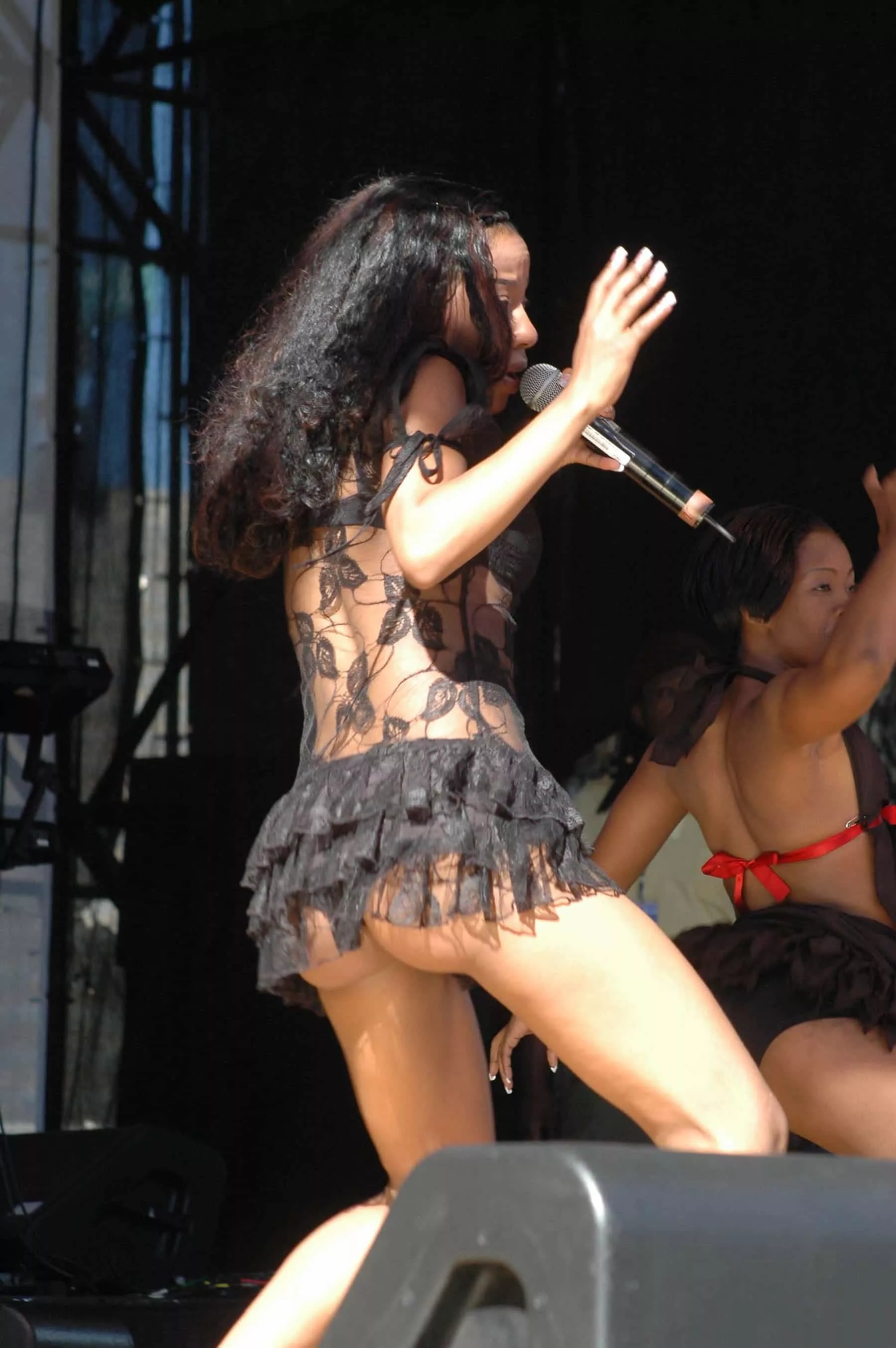 1800px x 2707px - PUSSY: Kelly Khumalo Nude On Stage - Accidental Upskirt?